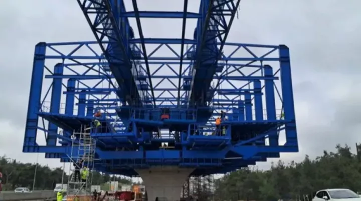 Flyover: Στην τελική ευθεία το μπλε καλούπι- Ολοκληρώνεται η συναρμολόγηση του μεταλλικού «γίγαντα» και πιάνει δουλειά (ΦΩΤΟ)