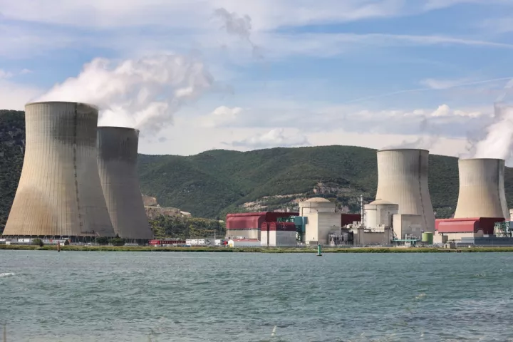 Γαλλία: Στροφή στην πυρηνική ενέργεια με περιορισμό αιολικών και φωτοβολταϊκών