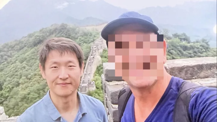 Το φως της δημοσιότητες είδαν οι φωτογραφίες του σμηνάρχου με τον «χειριστή» και τον «προϊστάμενο»