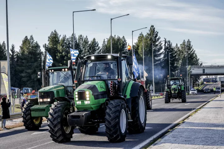 Οι αγρότες κατεβάζουν με φορτηγά τα τρακτέρ τους στην Αθήνα - Στις 16:00 η συγκέντρωση στο Σύνταγμα 