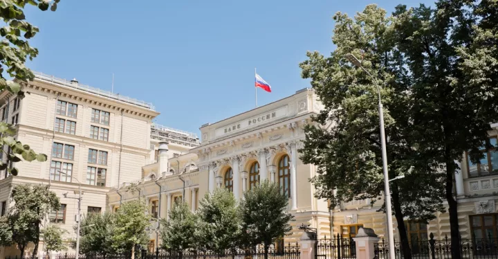 Η κεντρική τράπεζα της Ρωσίας μειώνει το βασικό επιτόκιο κατά 50 μονάδες βάσης στο 15,5%