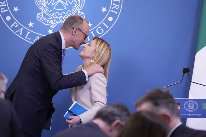 Ο αναδυόμενος άξονας Μερτς - Μελόνι