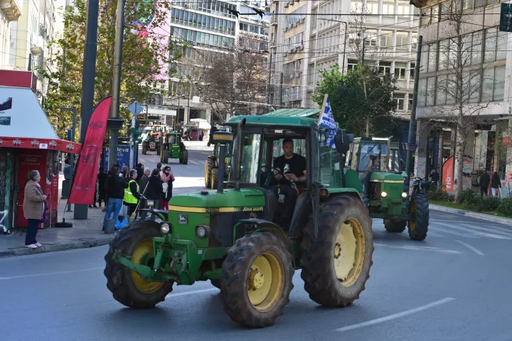 Συντεταγμένη αποχώρηση των αγροτών από το Σύνταγμα – Διαμηνύουν ότι οι κινητοποιήσεις θα συνεχιστούν (pics)