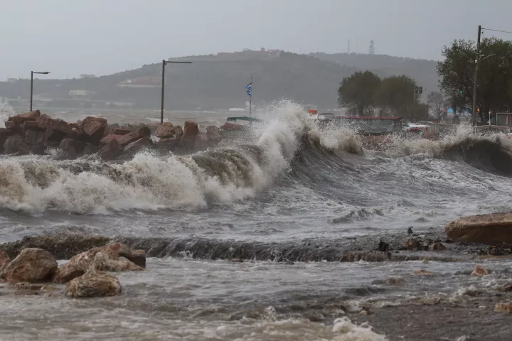 Επιμένουν οι ισχυροί άνεμοι - Προβλήματα από την κακοκαιρία σε μεγάλο μέρος της χώρας (pics)