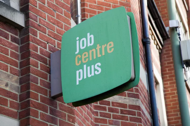 Βρετανία: Σε υψηλό 10ετίας η ανεργία, εντείνοντας τις πιέσεις για μείωση των επιτοκίων