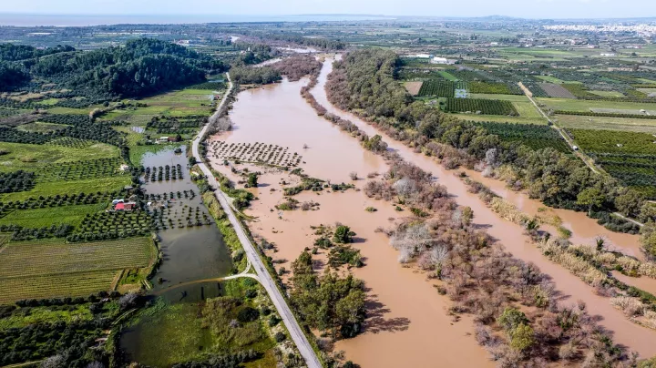 Αποκλεισμένα χωριά και κατολισθήσεις - Μήνυμα 112 στην Αιτωλοακαρνανία για υπερχείλιση του φράγματος Στράτου
