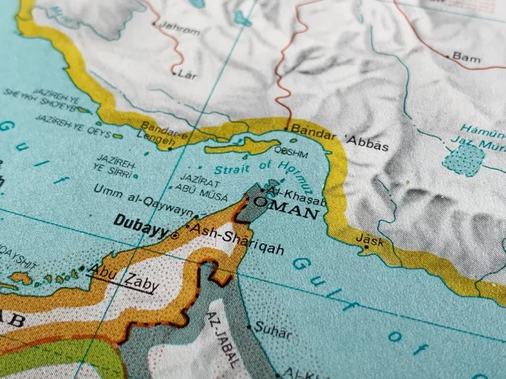 Το Υπουργείο Ναυτιλίας προειδοποιεί τα ελληνικά πλοία για παρεμβολές στα Στενά του Ορμούζ