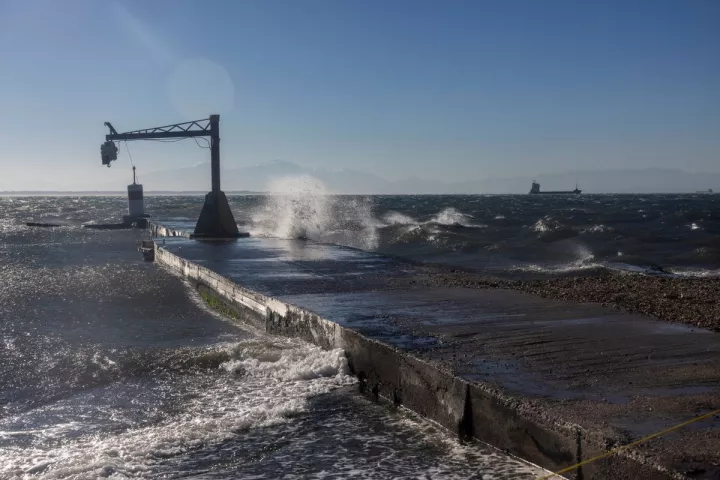 Κακοκαιρία: Καταστροφές προκάλεσαν οι θυελλώδεις άνεμοι - Πού υπάρχει απαγορευτικό απόπλου