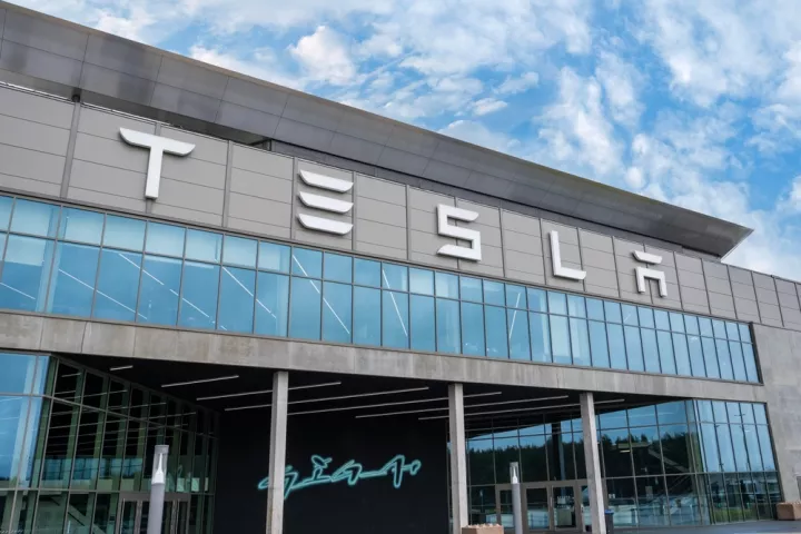 Η Tesla αποσύρει τον όρο «Autopilot» στην Καλιφόρνια για να αποφύγει κυρώσεις