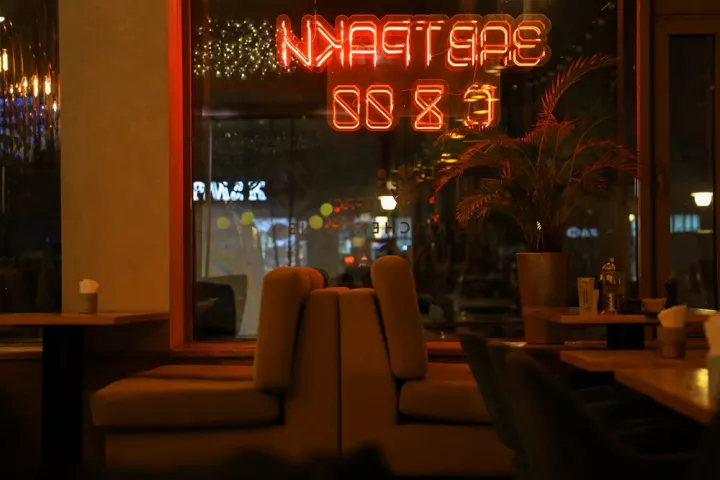 Ρωσία: Η πολεμική οικονομία αυξάνει τα «λουκέτα» στην εστίαση 