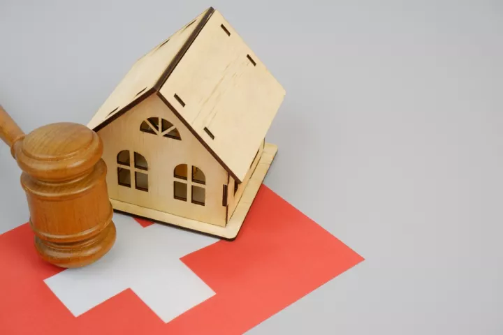 Δάνεια σε ελβετικό φράγκο: Πώς «κλειδώνει» η κατηγορία του δανειολήπτη και τι αλλάζει στη μετατροπή σε ευρώ