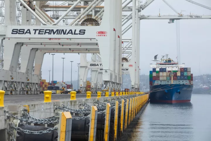 ΗΠΑ: Το εμπορικό έλλειμμα στα αγαθά αυξήθηκε κατά 2,1% το 2025, στα 1,2 τρισεκ. δολάρια