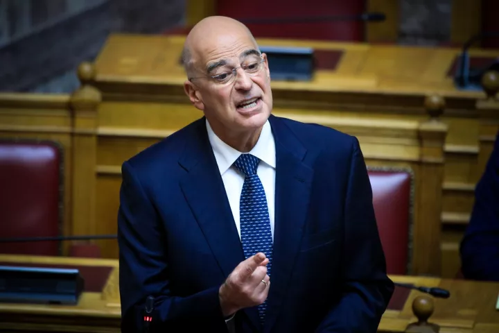 Το μισοάδειο ποτήρι του κ. Δένδια