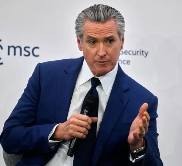 O κυβερνήτης της Καλιφόρνια καλεί τον Τραμπ να αποζημιώσει τους Αμερικανούς, μετά το «μπλόκο» των δασμών