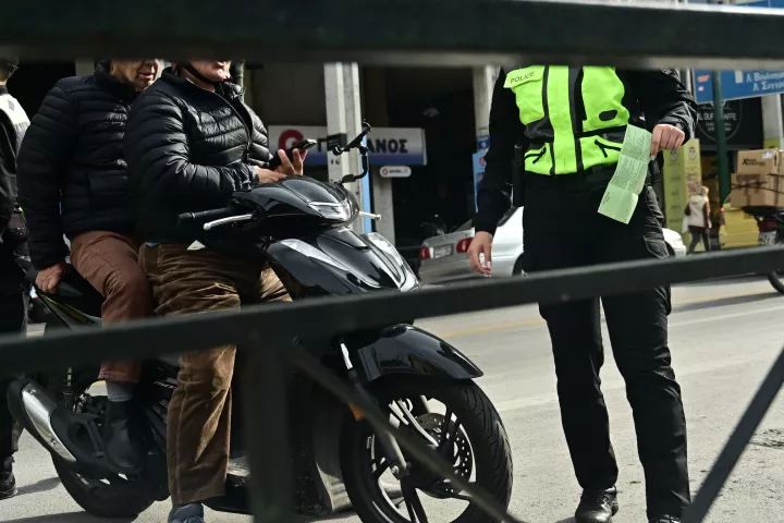 Μπαράζ ελέγχων της ΕΛ.ΑΣ. για τη μη χρήση κράνους - Μ. Χρυσοχοΐδης: Η οδική ασφάλεια υπόθεση όλων μας