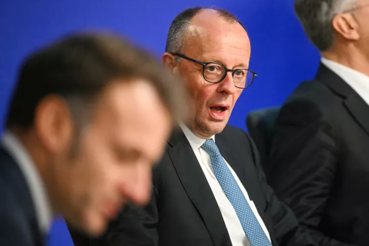 Ευρωπαϊκή αντίδραση στην απόφαση Τραμπ για τους δασμούς - Μέρτς: Δηλητήριο η αβεβαιότητα, Μακρόν: Θα προσαρμοστούμε