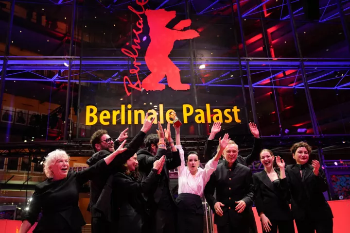 76ο Φεστιβάλ Κινηματογράφου Βερολίνου: Χρυσή Αρκτος στα «Κίτρινα Γράμματα» του Ιλκέρ Τσατάκ