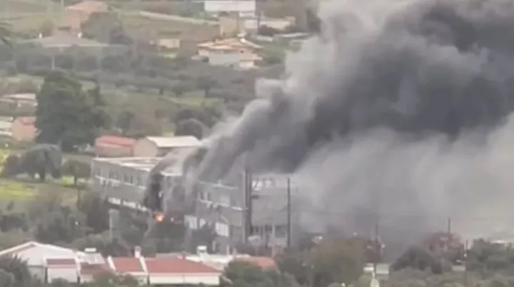 Φωτιά σε αποθήκη επιχείρησης αθλητικών ειδών στα Σπάτα (vid)