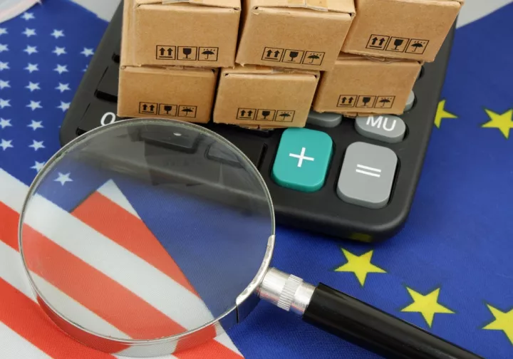 ΕΕ: «Παγώνει» τη διαδικασία επικύρωσης της εμπορικής συμφωνίας με τις ΗΠΑ