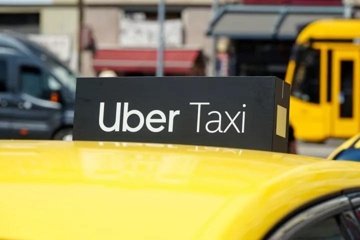 Μελέτη ΙΟΒΕ: Η πλατφόρμα Uber συνείσφερε 110 εκατ. ευρώ στο ΑΕΠ το 2024