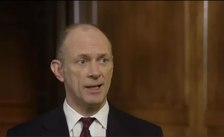 «Φρένο» από τον Γκούλσμπι (Fed) για μείωση επιτοκίων: Δεν θα επαναλάβουμε το λάθος του 2021