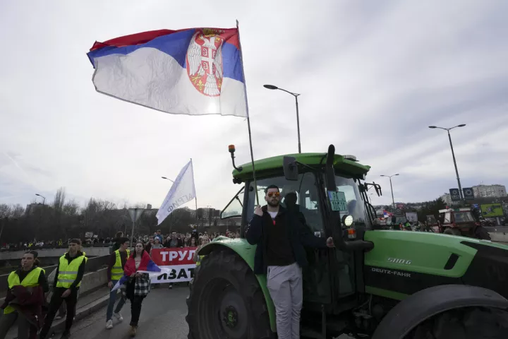 Σερβία: Κινητοποιήσεις αγροτών με αποκλεισμούς δρόμων (vid)