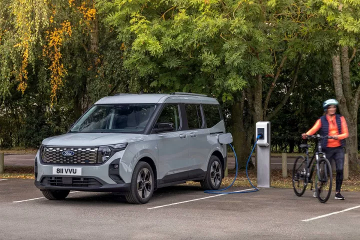 Ford E-Transit Courier & E-Tourneo Courier: Περισσότερα χιλιόμετρα, ίδιος χρόνος φόρτισης