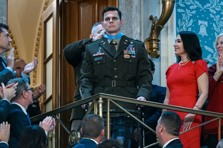 Ο Τραμπ τίμησε πιλότο που τραυματίστηκε στην επιχείρηση κατά Μαδούρο (vids)