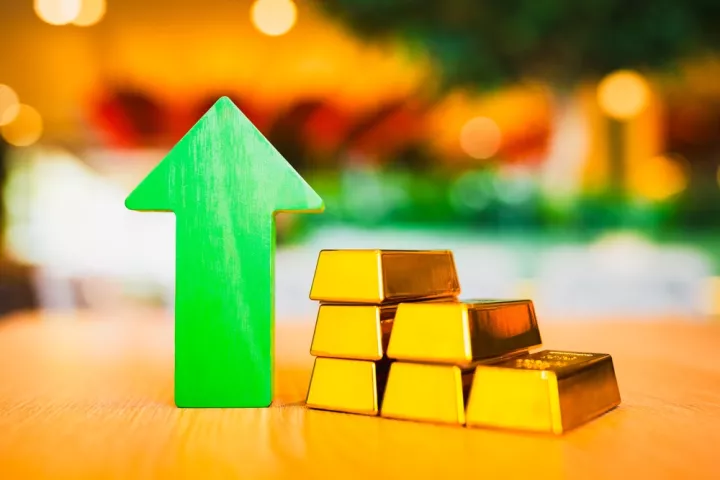 Κέρδη για τον χρυσό εν μέσω αβεβαιότητας λόγω των δασμών Τραμπ - Ισχυρή άνοδος άνω του 3% για το ασήμι