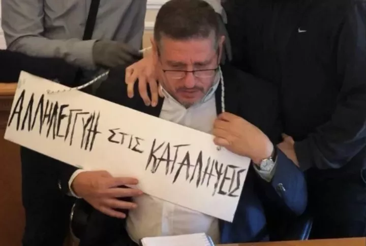 Πρώην πρύτανης ΑΣΟΕΕ για τη διαπόμπευσή του: Οι κουκουλοφόροι με κρατούσαν και μου έβαλαν την ταμπέλα με τη βία