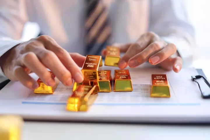 Απώλειες για χρυσό και ασήμι, με το ενδιαφέρον στις διαπραγματεύσεις ΗΠΑ και Ιράν 