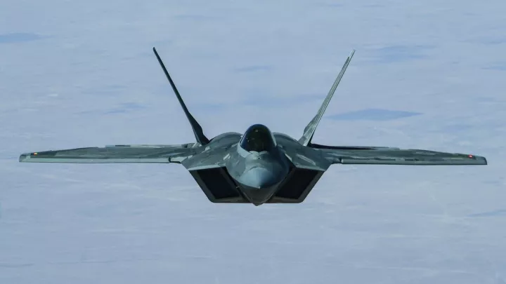 Ενισχύονται οι δυνάμεις των ΗΠΑ στη Μέση Ανατολή - Σε ετοιμότητα τα F-22 αν «ναυαγήσουν» οι συνομιλίες με το Ιράν