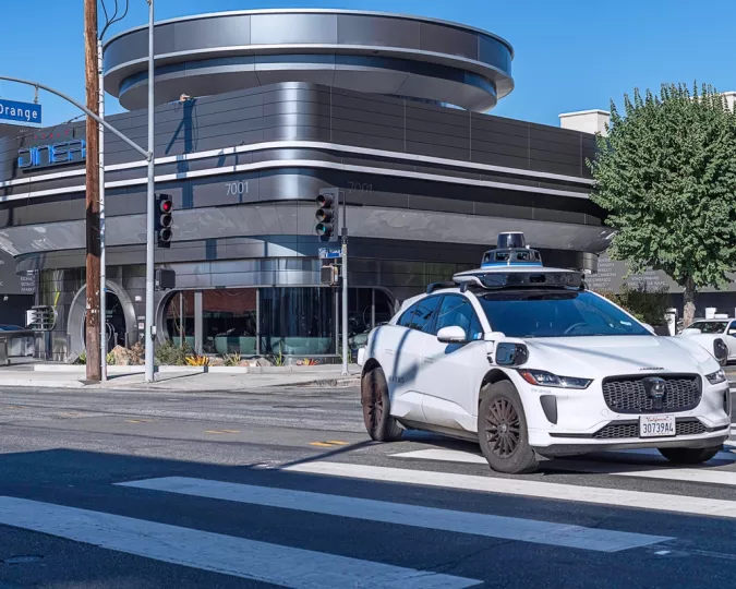 Tesla: «Φρένο» στα όνειρα για ρομποταξί στην Καλιφόρνια – Μηδενικά χιλιόμετρα αυτόνομης οδήγησης το 2025