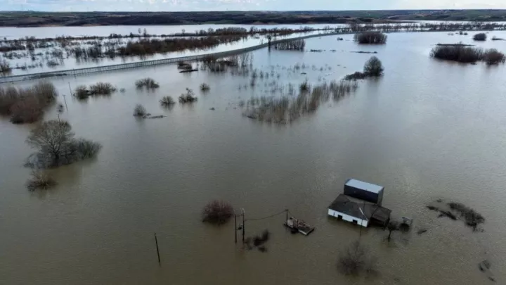 Σε κατάσταση έκτακτης ανάγκης εώς την Παρασκευή ο Έβρος - «Μάχη» για να μην σπάσει το ανάχωμα στο Τυχερό