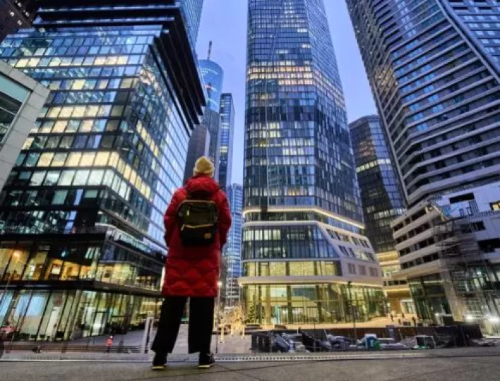 Ακρίβεια και αβεβαιότητα «παραλύουν» τους Ευρωπαίους 