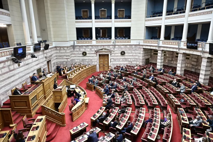 Βουλή: Ενός λεπτού σιγή για τους 57 νεκρούς των Τεμπών