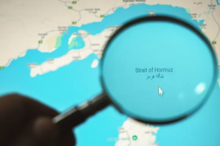 Τι σημαίνει το κλείσιμο των Στενών του Ορμούζ για πετρέλαιο και εφοδιαστικές αλυσίδες