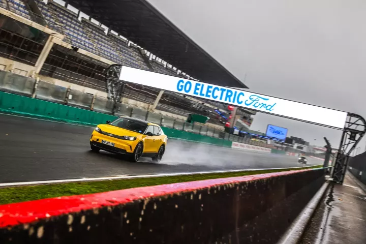 Η ηλεκτροκίνηση συνάντησε την ιστορία στην πίστα του Le Mans