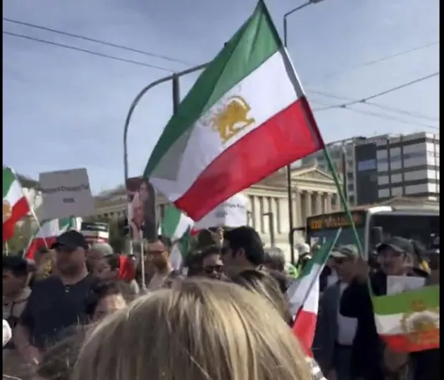 Θάνατος Χαμενεΐ: Πανηγυρισμοί Ιρανών έξω από την πρεσβεία στην Αθήνα