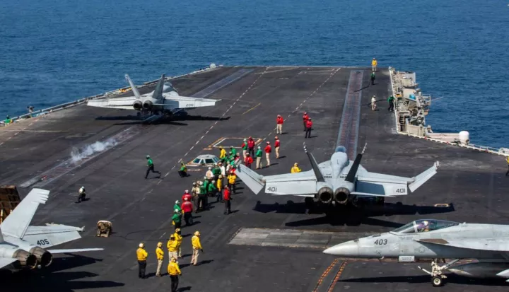 CENTCOM: Οι πύραυλοι του Ιράν δεν πλησίασαν το αεροπλανοφόρο Abraham Lincoln
