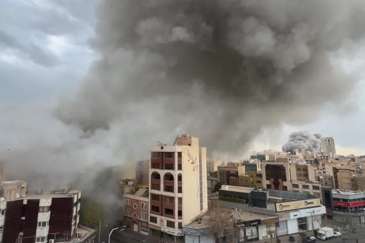 Το Ισραήλ χτυπά τη Βηρυτό - Μπαράζ βαλλιστικών πυραύλων του Ιράν στα ΗΑΕ, στις φλόγες η πρεσβεία των ΗΠΑ στο Ριάντ