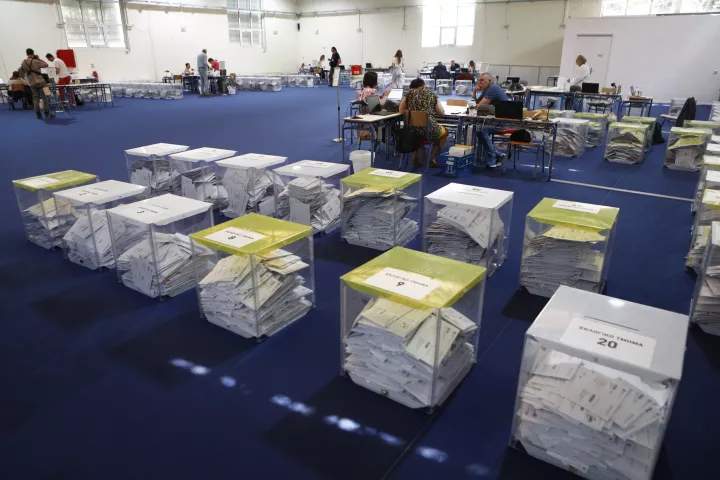 Πώς θα ψηφίσουν οι Έλληνες του εξωτερικού μετά την ψήφιση του νομοσχεδίου για την επιστολική ψήφο - Τι ισχύει για την τριεδρική εκλογική περιφέρεια