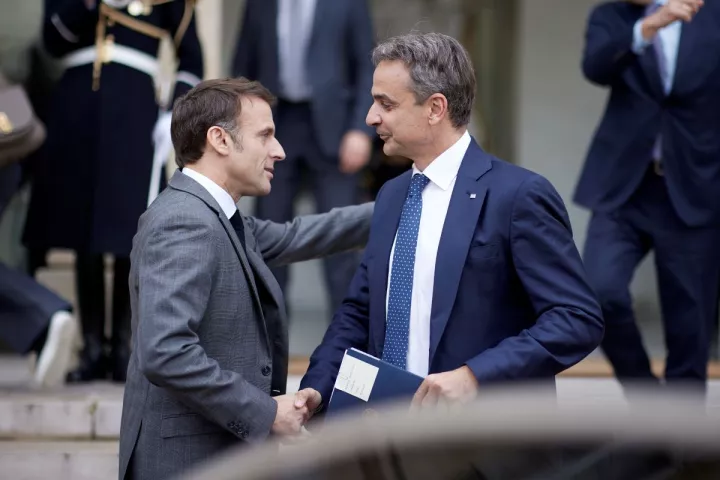 Τηλεφωνική επικοινωνία Μητσοτάκη-Μακρόν για τις εξελίξεις στη Μέση Ανατολή