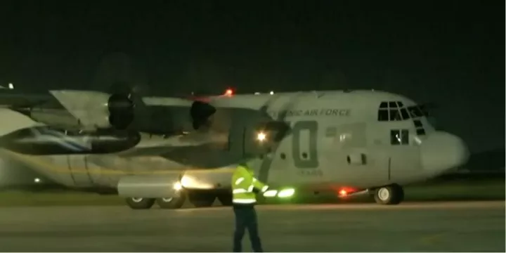 Επέστρεψαν 91 Έλληνες με C-130 από το Άμπου Ντάμπι - «Είμαστε συγκινημένοι, περάσαμε λίγο δύσκολα», είπε επιβάτιδα