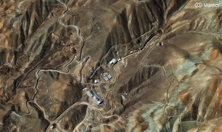 ΗΠΑ και Ισραήλ έπληξαν στρατιωτικές εγκαταστάσεις του Ιράν - Δορυφορικές εικόνες