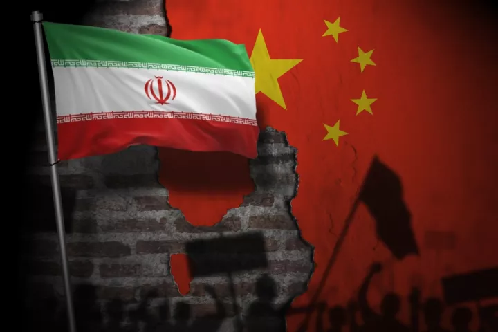 Η Κίνα σε συζητήσεις με το Ιράν για τη μεταφορά ενέργειας από τα Στενά του Ορμούζ 