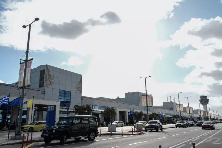 Προσγειώθηκε η πτήση της Aegean με τους 122 Έλληνες από το Ομάν και το Άμπου Ντάμπι