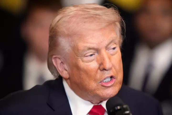 Τραμπ: Οι ΗΠΑ χτυπούν ιρανικά συστήματα drone και πυραύλους «κάθε ώρα»