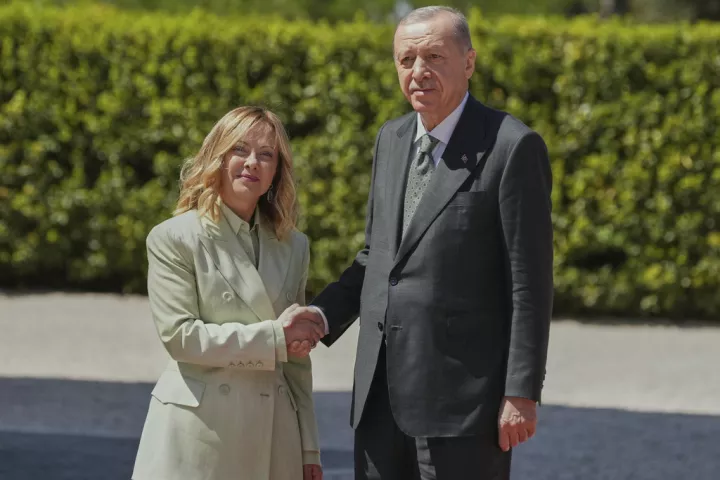 Τηλεφωνική συνομιλία Μελόνι-Ερντογάν: Αλληλεγγύη της Ιταλίας προς την Τουρκία για την αδικαιολόγητη πυραυλική επίθεση που δέχθηκε