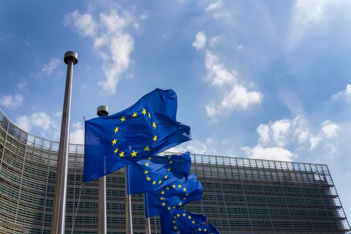 Μη αποδεκτές οι απειλές κατά κρατών-μελών μετά τις δηλώσεις Ζελένσκι για το δάνειο στην Ουκρανία